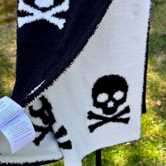 NEW Reversible Black & White Skull  Throw Halloween Blanket Cupcakes & Cashmere - Picture 7 of 9